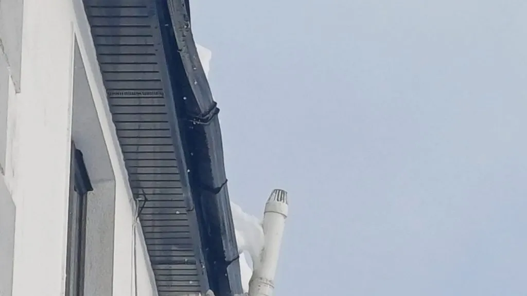 damaged gutters are freezing conditions, snow and ice